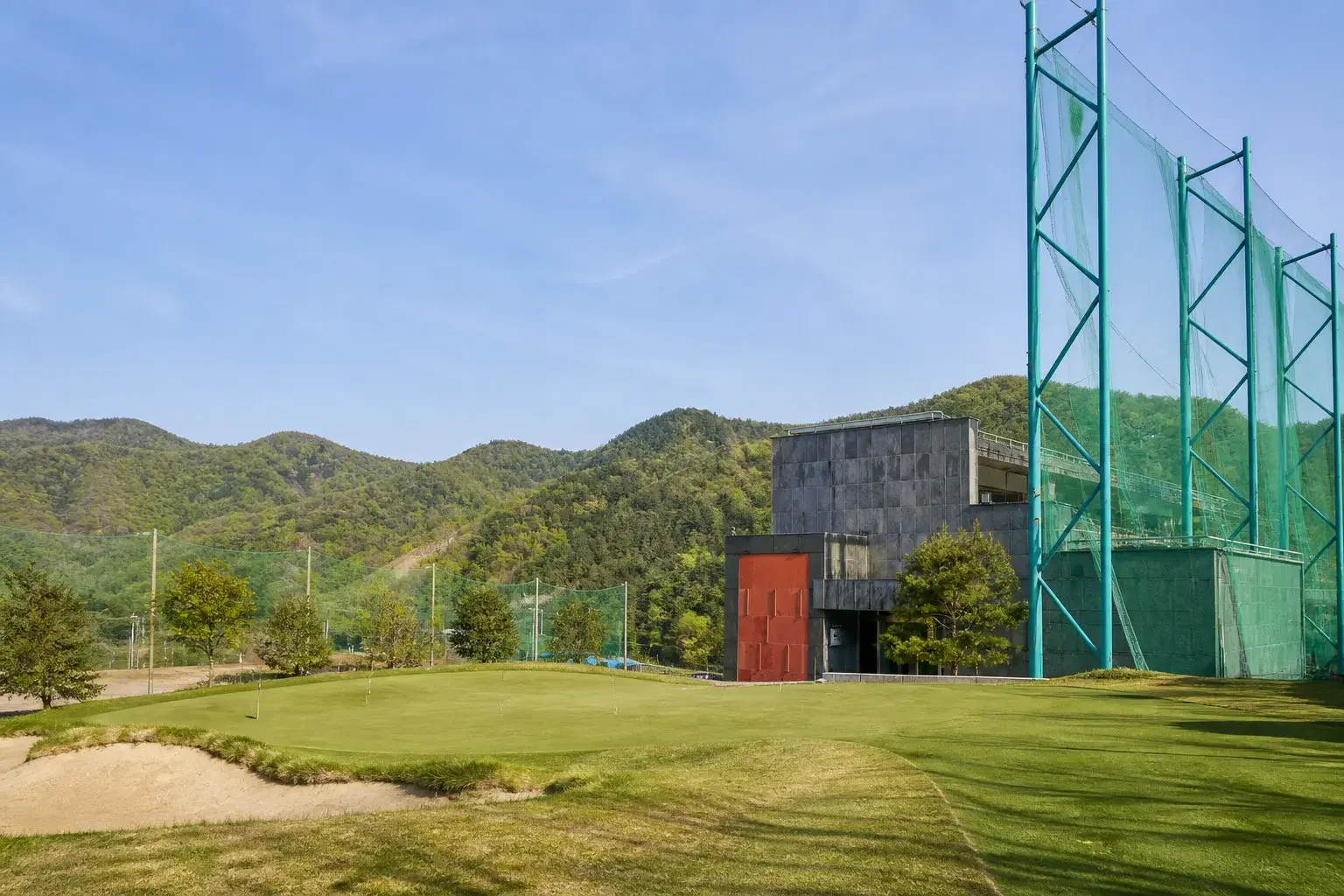 시설 특징을 참고해 AI로 생성한 이미지 · 실제 시설 사진 아님