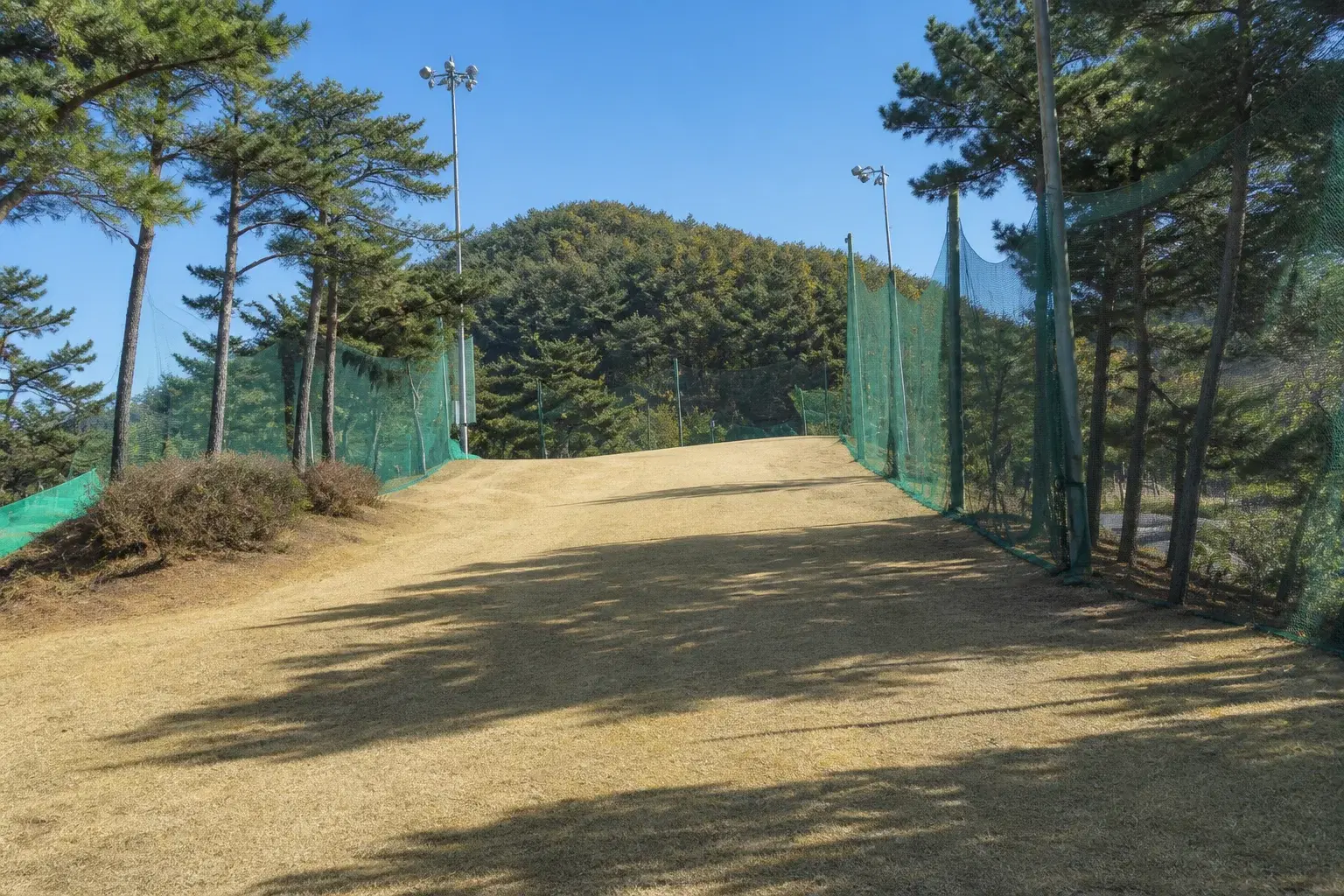 시설 특징을 참고해 AI로 생성한 이미지 · 실제 시설 사진 아님
